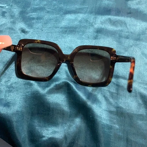 Dezi Harper Sunglasses - Picture 3 of 3